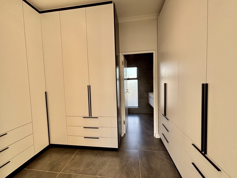 To Let 4 Bedroom Property for Rent in Sandown Western Cape